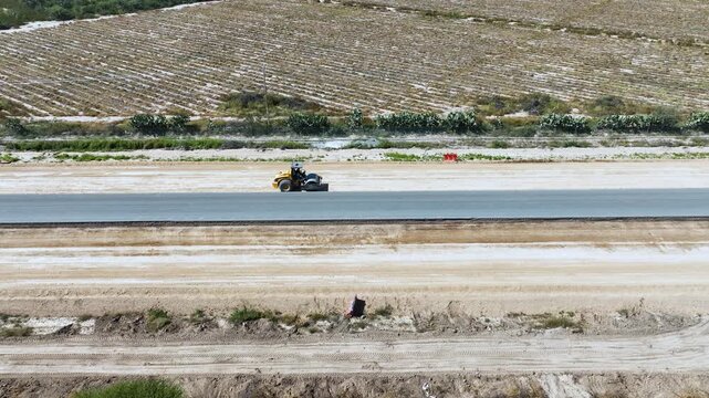 Compactadora trabajando en pavimentaci&oacute;n de carretera, Maquinaria pesada en construcci&oacute;n vial