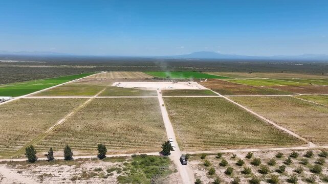 Vista a&eacute;rea de parcelas agr&iacute;colas en el campo
Divisi&oacute;n de terrenos rurales para cultivo en M&eacute;xico