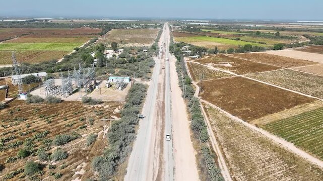 Construcci&oacute;n de carretera en zona rural vista a&eacute;rea, Obras viales en desarrollo en carretera 