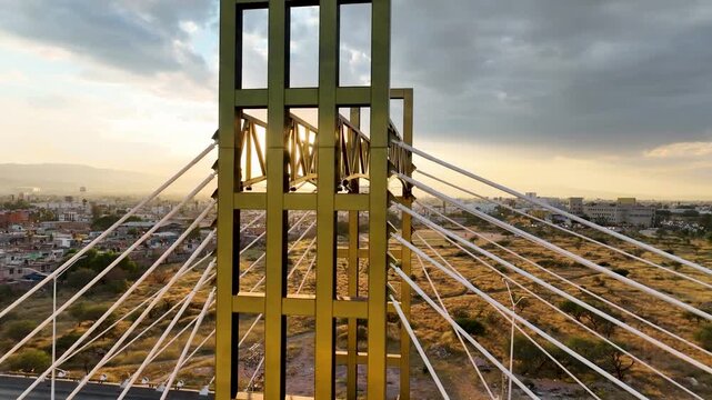 Distribuidor vial moderno con tr&aacute;nsito activo
Vista a&eacute;rea de puente vehicular en ciudad
