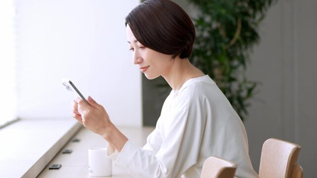 スマホを使う女性