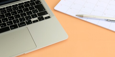 パソコンとカレンダー　シフト調整　スケジュール管理　2:1