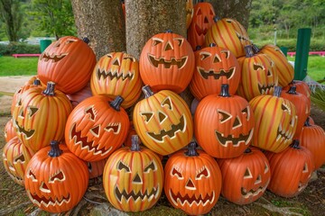 たくさんのカボチャのオブジェのある情景