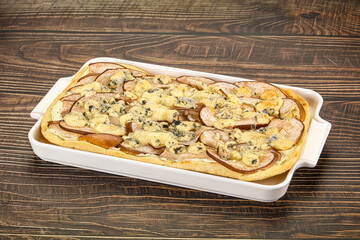 Roman pizza with pear and gorgonzola