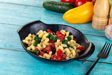Pasta with spinach and tomato