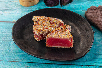 Tuna tataki with sesame seeds