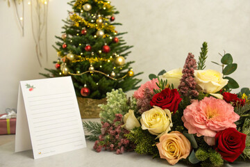 Obraz premium Elegant Christmas and Holiday Greeting Card with Floral Arrangement and Decorated Tree