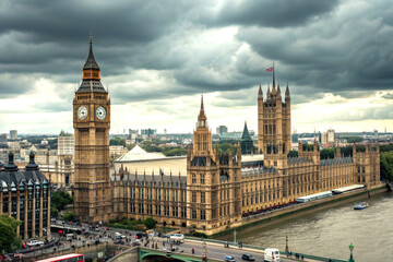 Obraz premium Big ben and houses of parliament under cloudy sky in london view