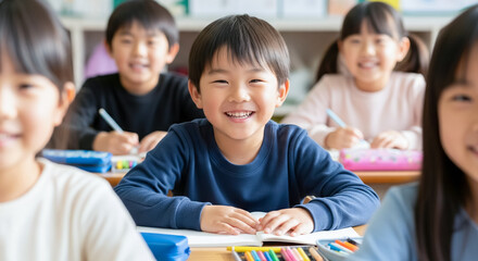 Fototapeta premium 小学校の授業風景 笑顔の子ども
