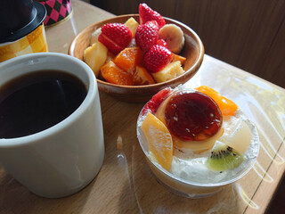 An example of a dessert set featuring a fruit parfait (pudding a la mode style) made with plenty of seasonal fruits (hot coffee included) / 旬のフルーツをふんだんに使ったフルーツパフェ(プリンアラモード仕立て)のスィーツセットの一例 (ホットコーヒー付き)