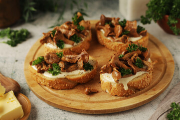 Svamptoast sandwich - a traditional dish of Sweden, open sandwiches with chanterelle mushrooms