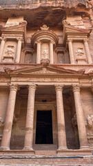 Obraz premium The iconic Al-Khazneh (The Treasury) in Petra, Jordan, a magnificent Nabataean tomb carved directly into the towering sandstone cliff.