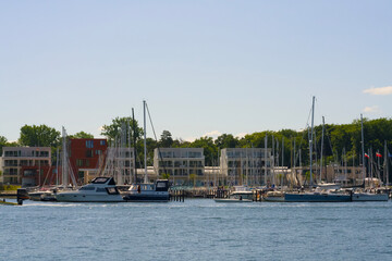 Fototapeta premium A picturesque marina adorned with boats and modern buildings creating a stunning skyline