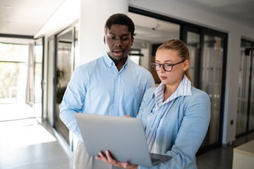 Obraz premium Business colleagues collaborating on laptop for teamwork and project strategy