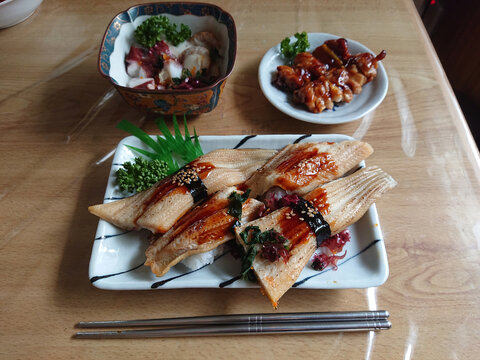 The "Edomae" nigiri sushi, light meal plan example - Grilled conger eel nigiri, plated set menu (includes rolled egg) / 江戸前握り寿司，軽食プランの一例～焼き穴子の握り，皿盛りのセットメニュー (前菜の小鉢付き)