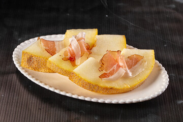 Slised sweet melon with Jamon