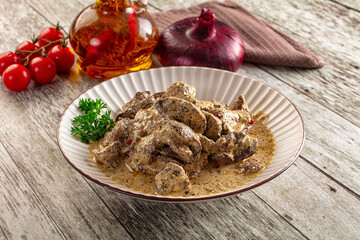 Stewed chicken liver with cream