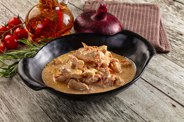 Roasted chicken fillet with cream sauce