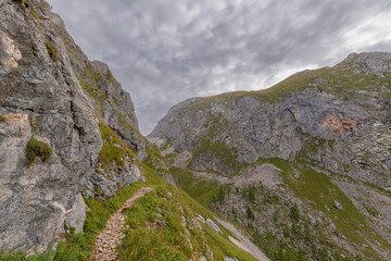 Obraz premium Steep alpine Reitsteig between Gotzenalm and Wasseralm in the Röth Valley, Berchtesgadener Alps