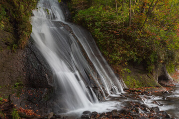 Obraz premium 秋の渓谷, mountain stream