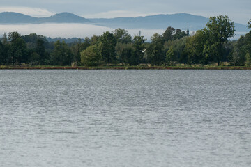 Krajobraz za stawem rybackim i Beskidami w tle.  © Elżbieta Kaps