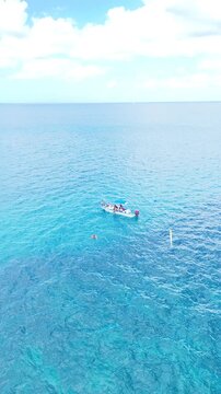 bayahibe barco buceando en el mar caribe