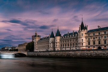 Naklejka premium Seine River and Historic Buildings in Isle de la Cité, Paris, France