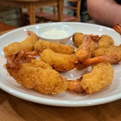fried shrimps with sauce 