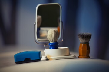 Rasierpinsel im Bad vor einem Spiegel