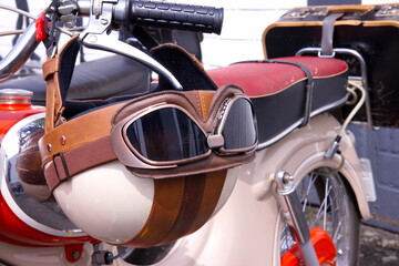 alter Helm hängt an einem Motorrad