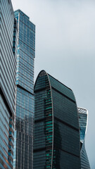 Obraz premium mirrored windows of the facade of an office building 