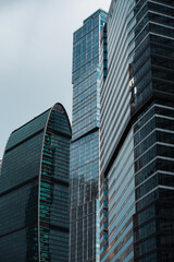 Obraz premium mirrored windows of the facade of an office building 