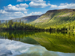 Obraz premium A beautiful lake with a mountain in the background