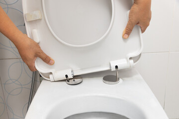 Worker replace hinge rubber plug and Screws for Toilet Seat