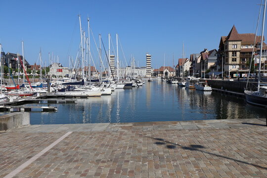 Bassin &agrave; flot et port de plaisance, ville de Deauville, d&eacute;partement du Calvados, France