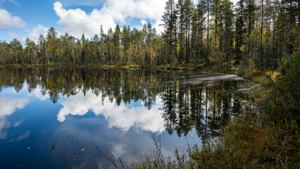 Paysage de Laponie en Finlande &agrave; l'automne dans le Parc National d'Oulanka au bord d'un lac