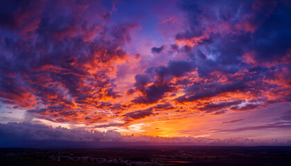 Fototapeta premium Dramatic Sunset Sky With Vibrant Clouds Beautiful Shades Of Purple Violet And Orange Across The Sky Serene Backdrop With Natural Beauty
