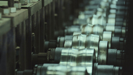 Obraz premium Rolling machine parts transforming raw material into finished goods, representing efficiency, precision, and automation within an active factory production line