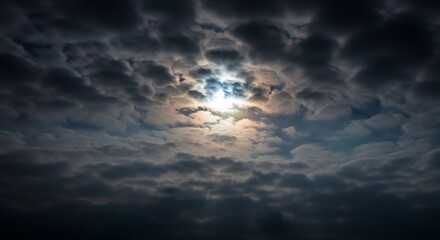 Obraz premium 厚く重く垂れ込める鉛色の雲間から神々しい光が力強く降り注ぎ空全体を瞬く間に劇的に照らし出すその幻想的で神秘的な光景は見る者を圧倒し自然の壮大さと希望に満ちた美しい感覚を深く与える. AI Generated