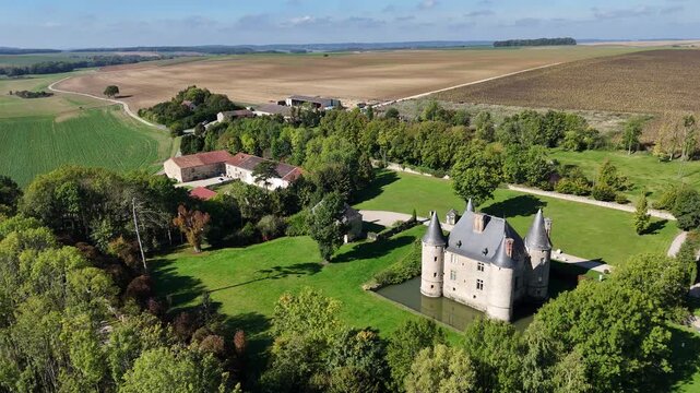 Le ch&acirc;teau de Landreville est une ancienne maison forte du XVI e si&egrave;cle, qui se dresse sur la commune fran&ccedil;aise de Bayonville dans le d&eacute;partement des Ardennes