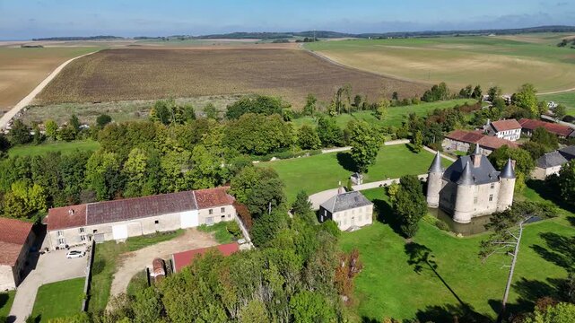 Le ch&acirc;teau de Landreville est une ancienne maison forte du XVI e si&egrave;cle, qui se dresse sur la commune fran&ccedil;aise de Bayonville dans le d&eacute;partement des Ardennes