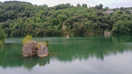 Lago en la tranquilidad de la montaña