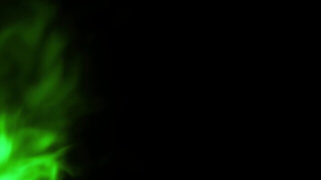 Lodernde gr&uuml;ne Flammen vor schwarzem Hintergrund &ndash; intensive Feueranimation f&uuml;r Energie, W&auml;rme, Leidenschaft, Gefahr, Dynamik und dramatische visuelle Effekte, Kamin, Brand, Feuerwehr, brennen, Grille