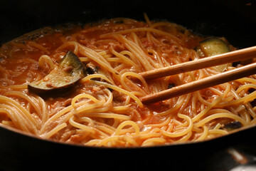 調理中の茄子とツナのトマトソースパスタ