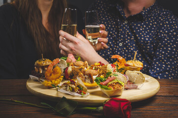 Romantyczna kolacja dla dwojga w restauracji. 