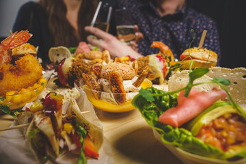 Romantyczna kolacja dla dwojga w restauracji. 