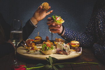 Romantyczna kolacja dla dwojga w restauracji. 