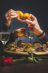 Romantyczna kolacja dla dwojga w restauracji. 