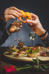 Romantyczna kolacja dla dwojga w restauracji. 