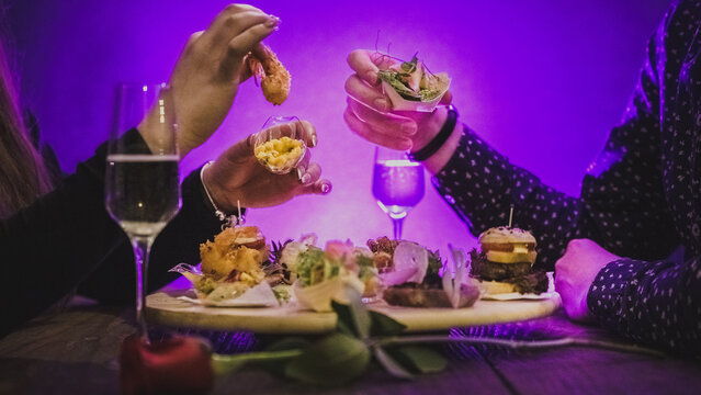 Romantyczna kolacja dla dwojga w restauracji. 